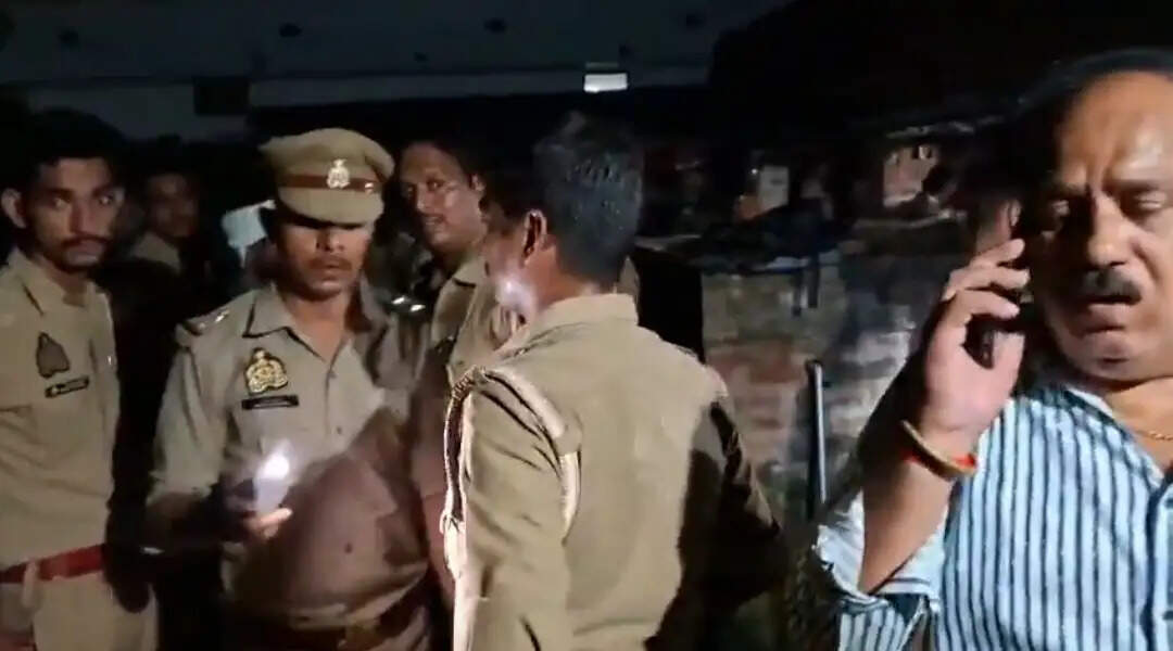 (अपडेट) आजमगढ़ में पूजा के बीच चली&nbsp;गोलियां, पत्नी और दो पुजारियों समेत तीन की मौत, बच्चों संग घर में बंद आरोपी