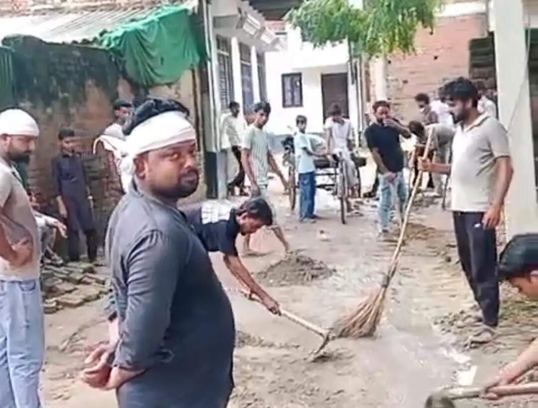गांववालों ने खुद संभाली सफाई की कमान, चोक नालियों से परेशान युवाओं ने किया श्रमदान