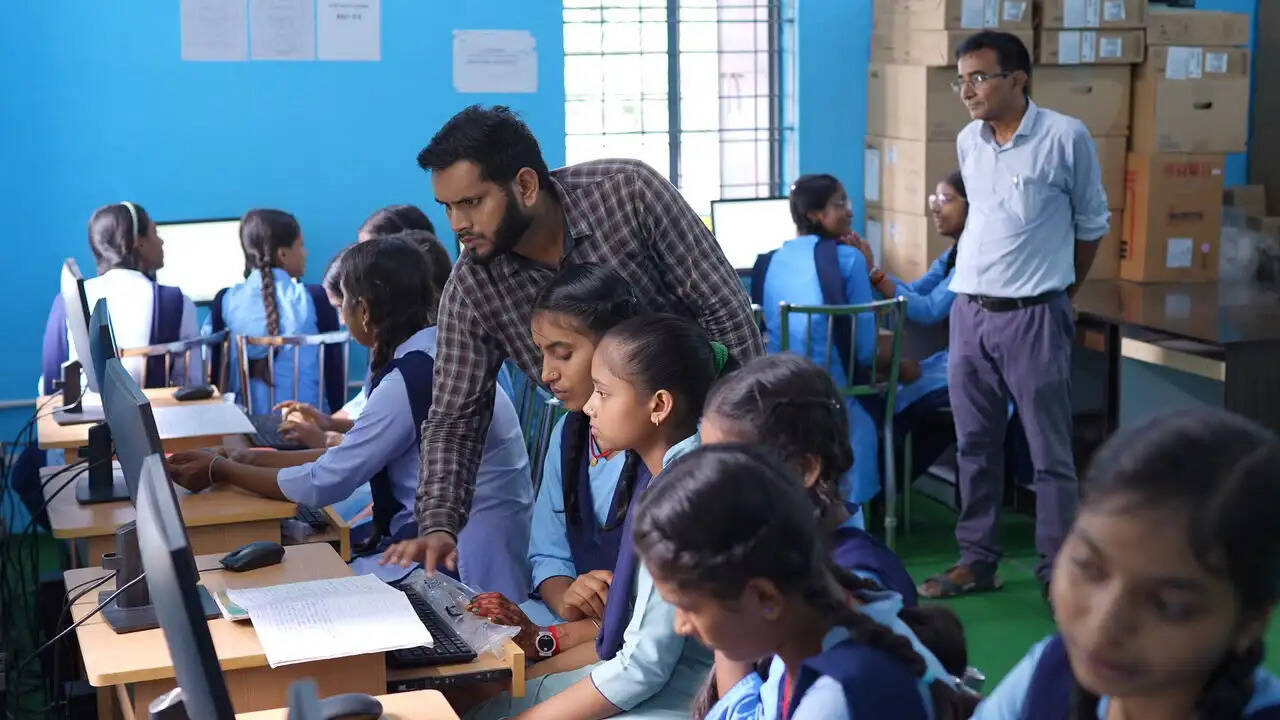 बिना अतिरिक्त सरकारी खर्च के स्कूली बच्चों को कोडिंग सिखा रहे तकनीकी कॉलेजों के प्रोफेसर