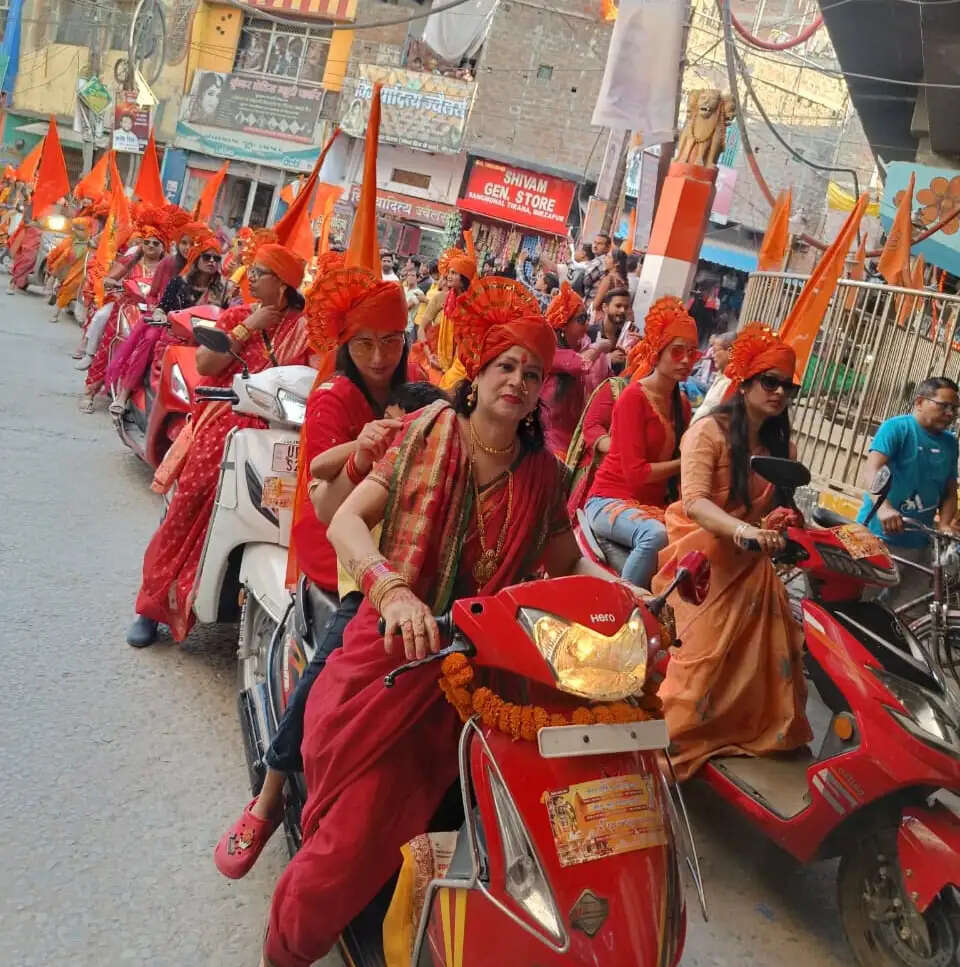 राम नवमी से पहले मीरजापुर में मातृशक्ति की स्कूटी यात्रा, गूंजे जय श्रीराम के नारे