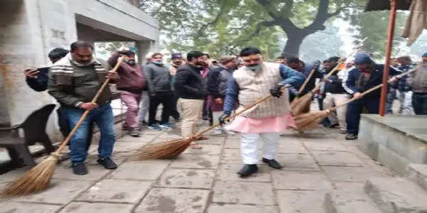 विधायक डॉ नीलकंठ तिवारी ने कर्णघंटा कुंड में चलाया सफाई अभियान, नागरिकों ने की भागीदारी