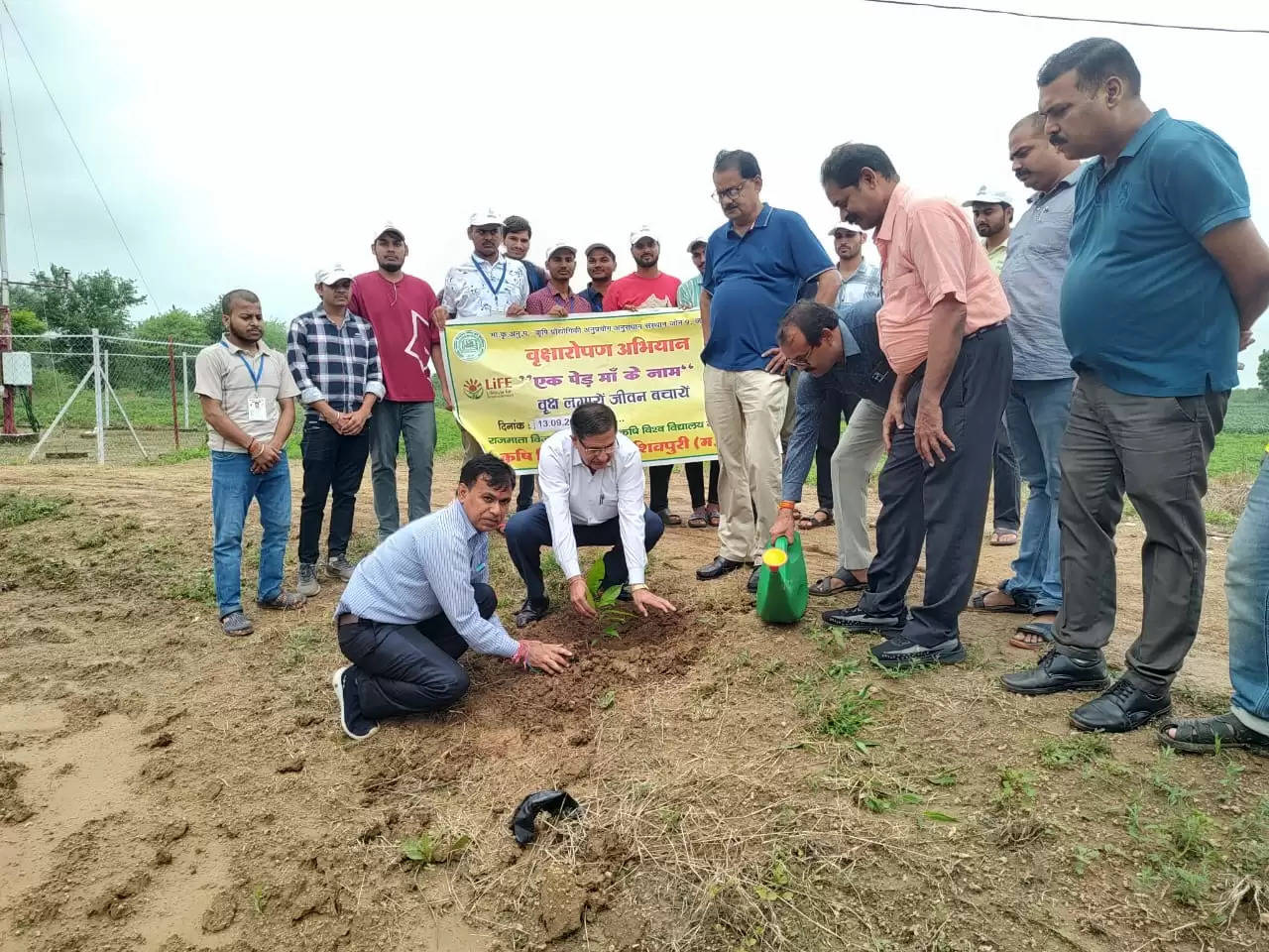 शिवपुरी : मॉडल ग्रामों में पहुंचे संयुक्त निदेशक, ऑइल सीड विलेज खरई एवं इंदार में फसलों को देखा