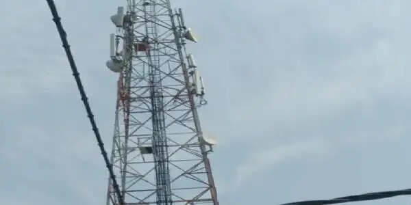 राजगढ़ःशराब के नशे में मोबाइल टावर पर चढ़ा युवक, पुलिस की समझाइश के बाद सुरक्षित उतरा