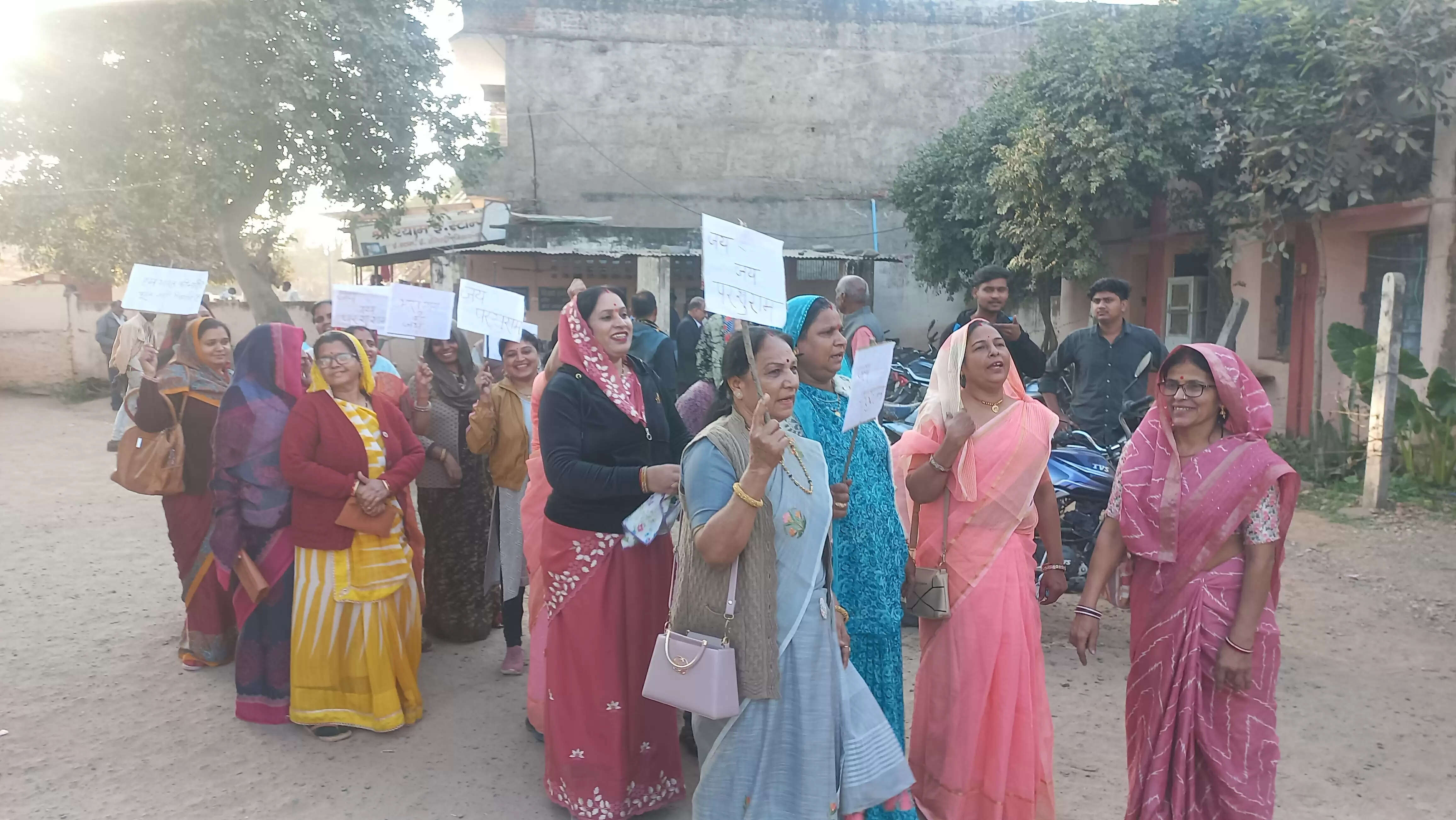 शिवपुरीः आईएएस अधिकारी संतोष वर्मा के खिलाफ प्रदर्शन