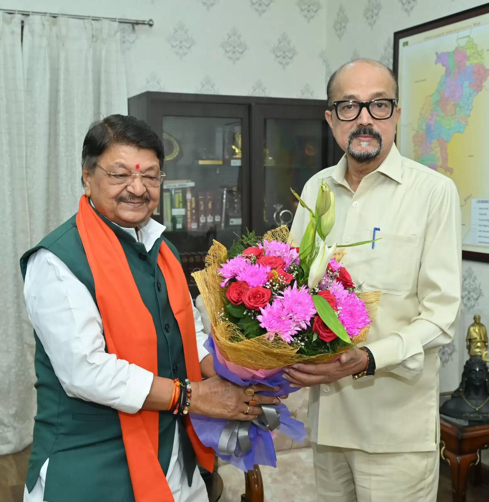 राज्यपाल डेका से मध्य प्रदेश के केबिनेट मंत्री कैलाश विजयवर्गीय ने की भेंट