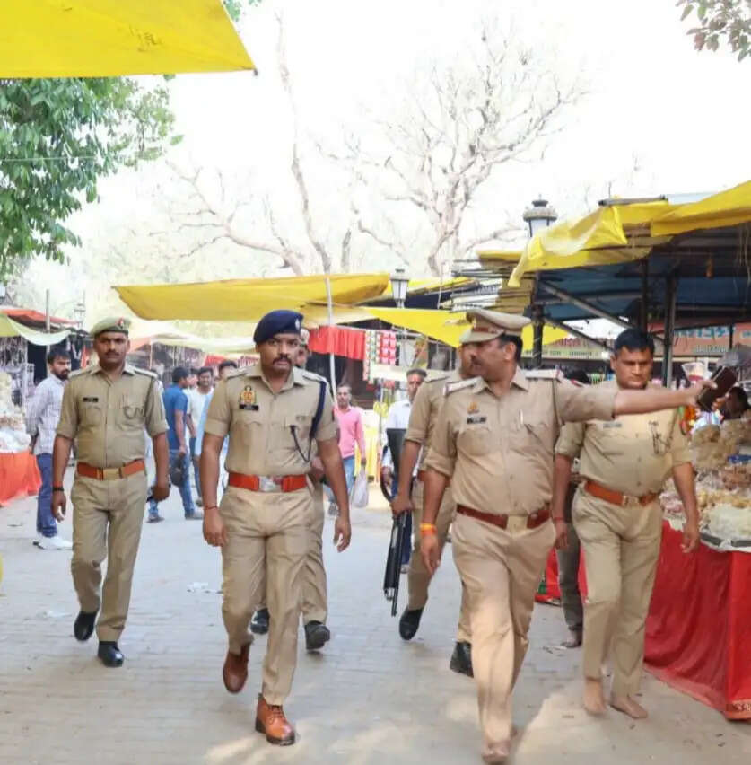 एसपी ने शक्ति पीठ कालिकन धाम में पूजा करने के बाद किया प्रमुख मंदिरों और मेला स्थलों का भ्रमण