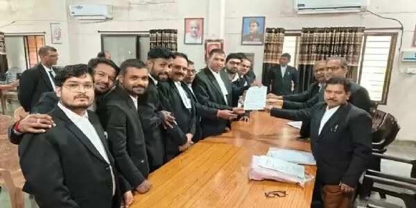 धमतरी जिला अधिवक्ता संघ चुनाव: अध्यक्ष पद के लिए दानी राम साहू ने जमा किया&nbsp;नामांकन फार्म