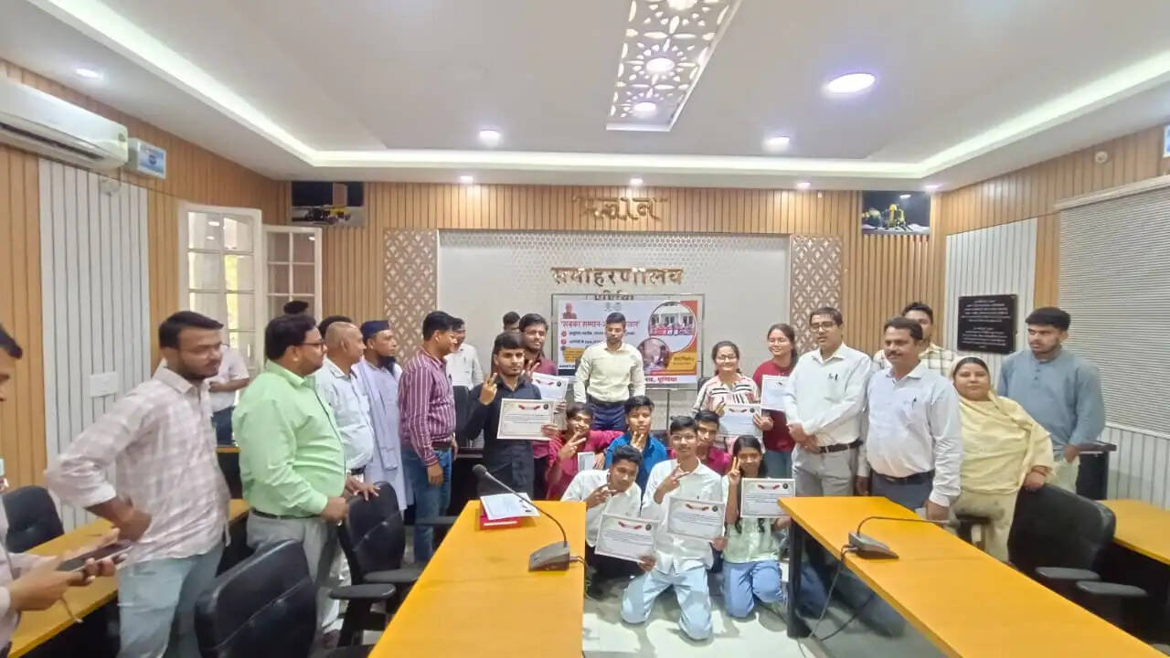 इंटर परीक्षा 2026 के टॉपर्स का सम्मान, लकी अंसारी बने राज्य में दूसरे स्थान पर