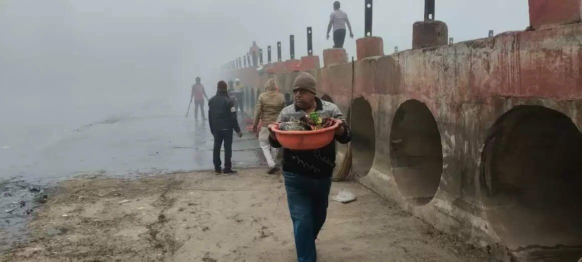 मंदसौरः घने कोहरे में भी नहीं रूका शिवना शुद्धिकरण अभियान