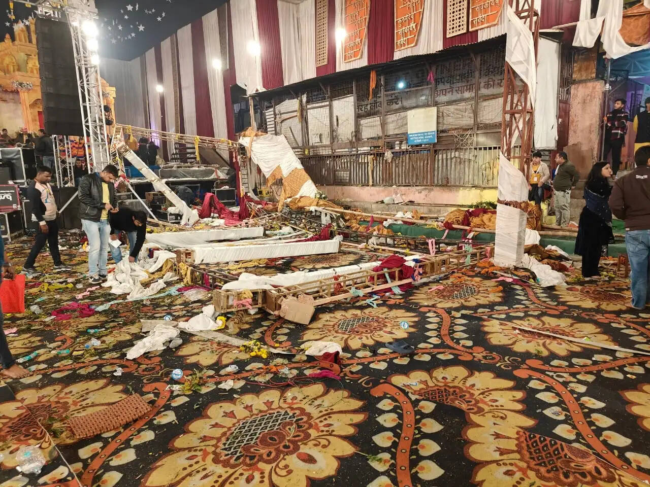 दिल्ली के कालकाजी मंदिर में माता के जागरण का मंच गिरा, महिला की मौत, 17 घायल