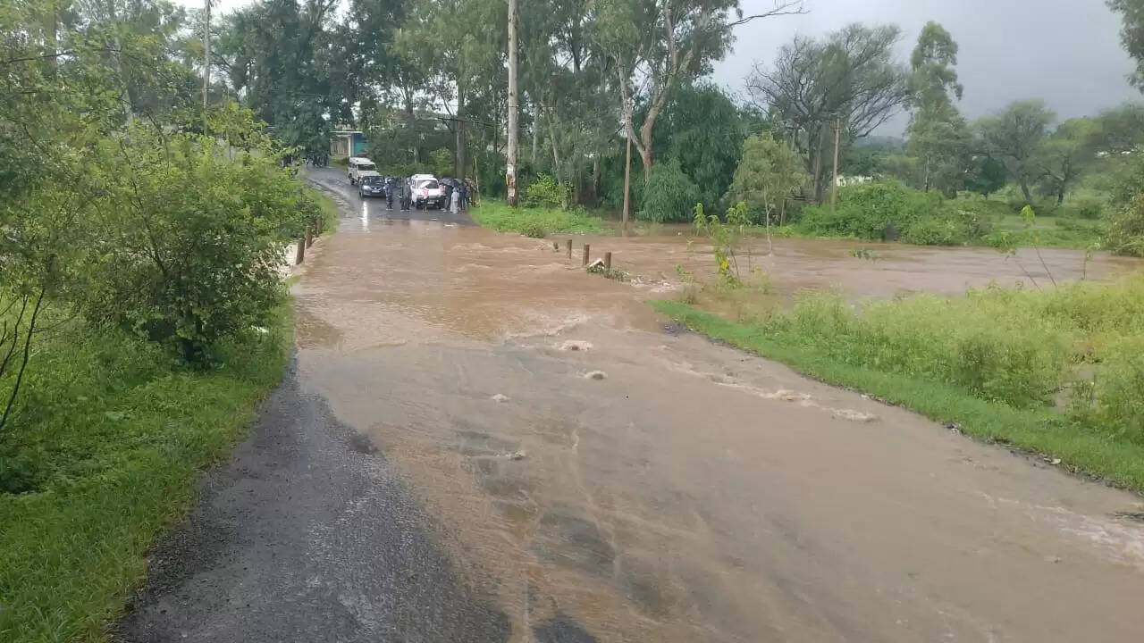 अनूपपुर : भारी बारिश से रीवा-अमरकंटक मार्ग बंद, कई वाहन फंसे