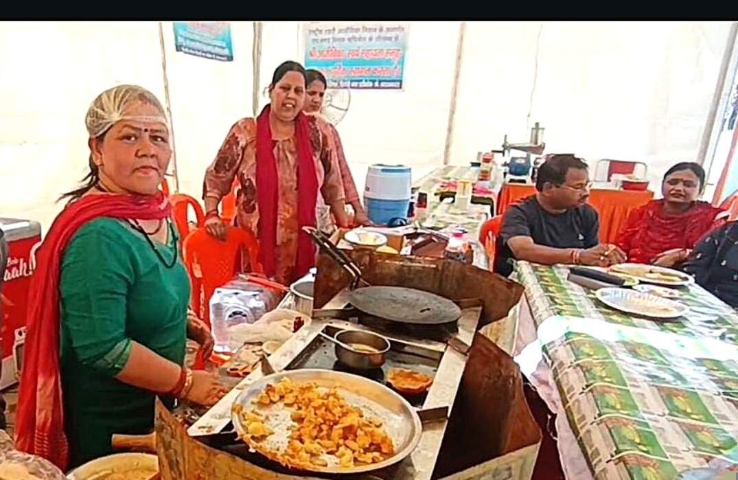 ऋषिकेश ट्रांजिट कैंप में महिला समूह परोस रहे उत्तराखंडी व्यंजन