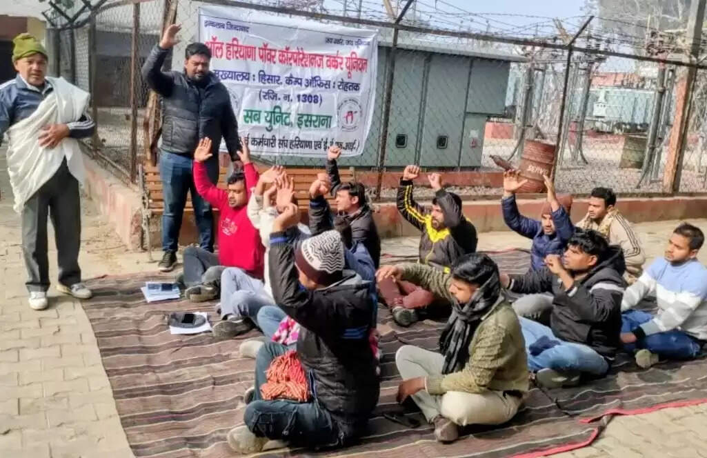 पानीपत:ऑनलाइन स्थानांतरण नीति के विरोध में बिजलीकर्मियों ने किया प्रदर्शन