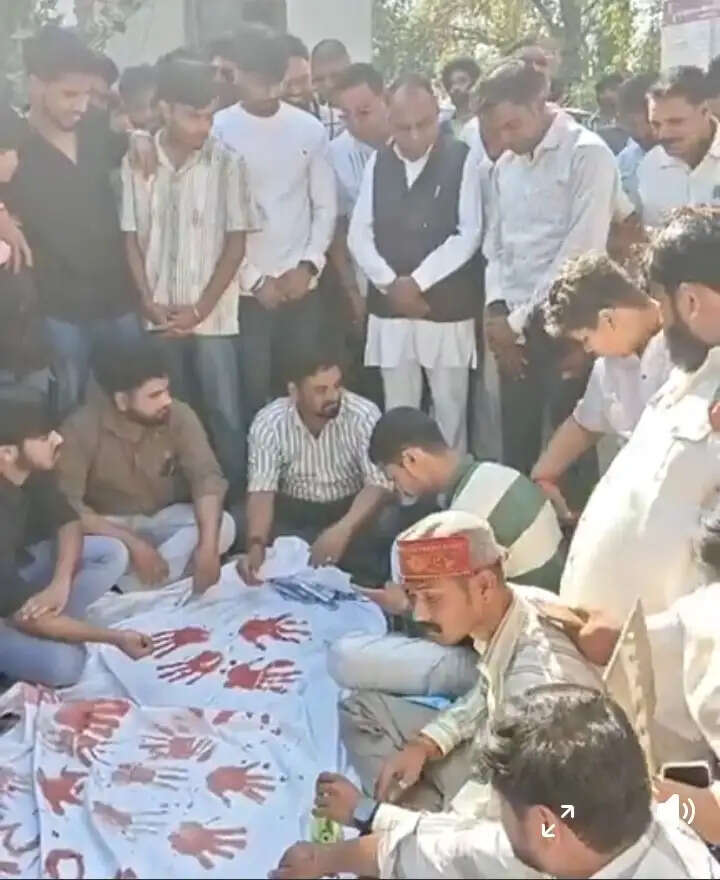 झाबुआ: दंडवत प्रणाम यात्री का ज्ञापन लेने नहीं आईं कलेक्टर; जद्दोजहद के बाद विरोध स्वरूप किया गया हनुमान चालीसा का पाठ