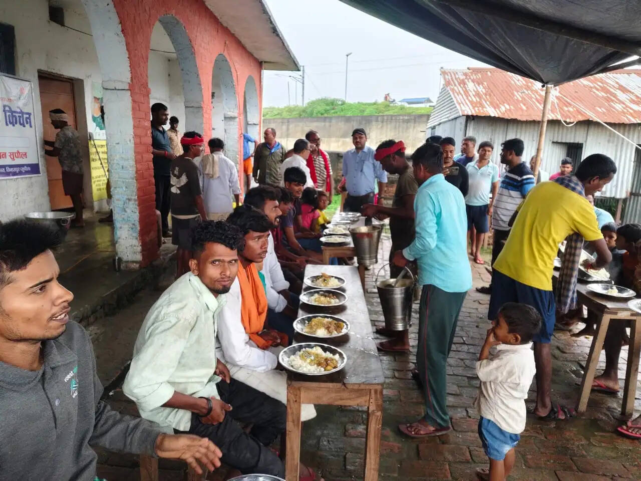 आसनपुर कूपहा में सामुदायिक किचन का निरीक्षण, करीब 200 प्रभावित लोगों ने किया भोजन