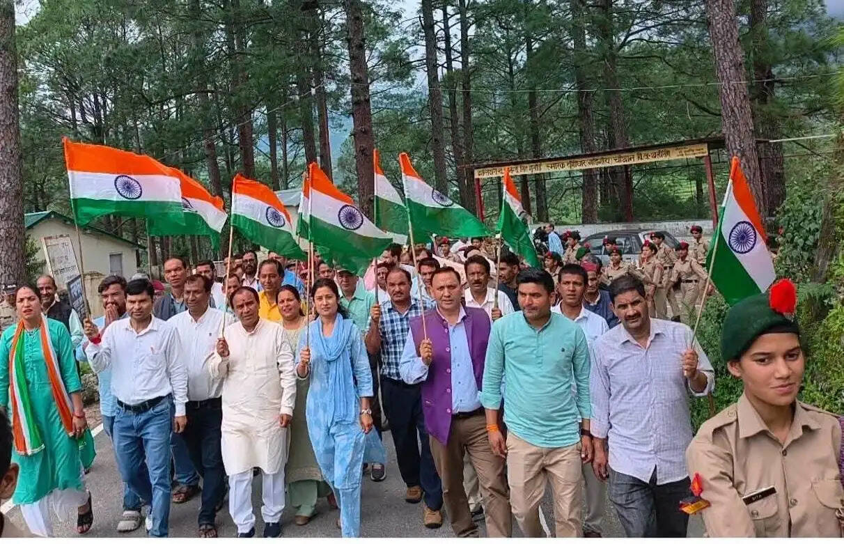 थलीसैंण में गूंजे ‘भारत माता की जय’ के नारे,तिरंगा यात्रा में उमड़ा जनसैलाब