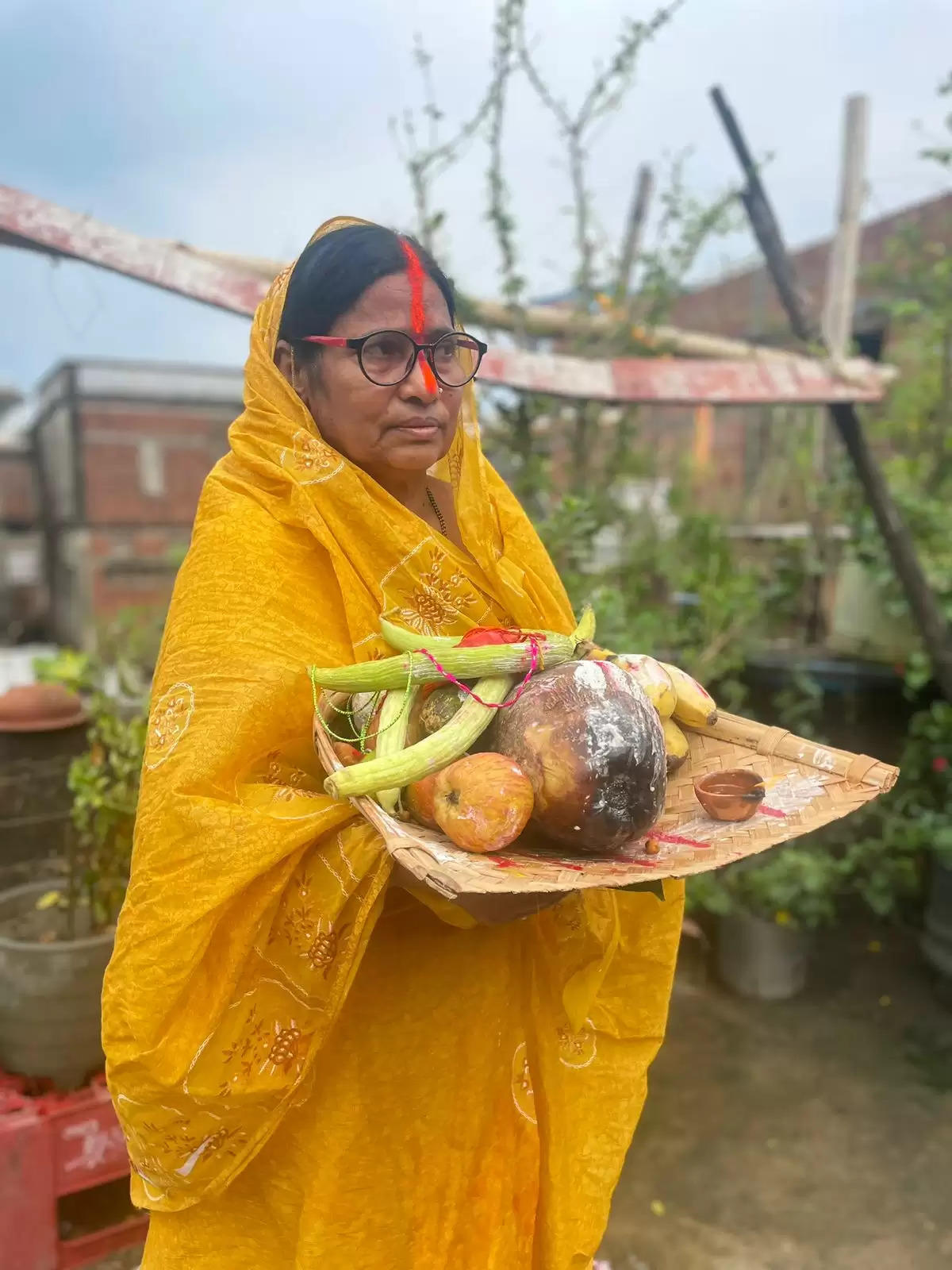 फारबिसगंज में महिलाओं ने सूर्य की आराधना के बाद सौंपा रविवार का व्रत