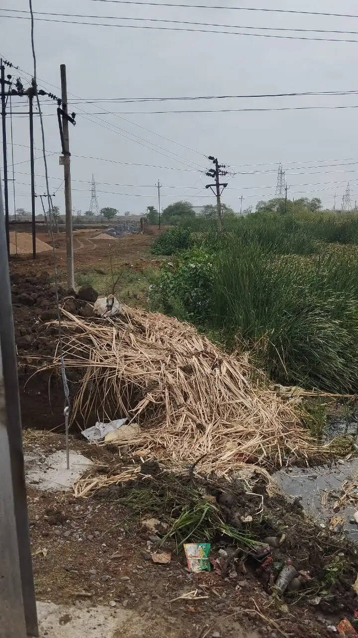 सिरसाही नाला अवरुद्ध, ग्रामीणों ने जताई जलभराव की आशंका