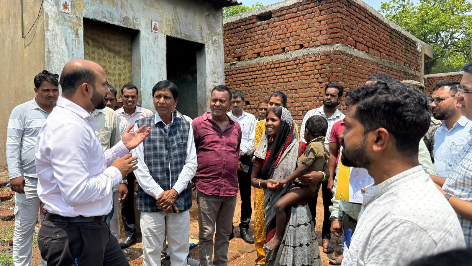 डीसी ने बिरहोर टोला का किया निरीक्षण, सुविधा उपलब्ध कराने का दिया निर्देश