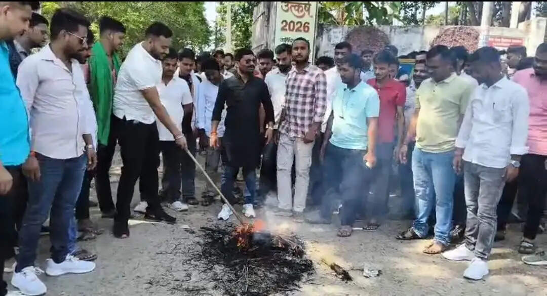 युवाओं पर हुए लाठीचार्ज के खिलाफ भागलपुर में मुख्यमंत्री का जलाया पुतला