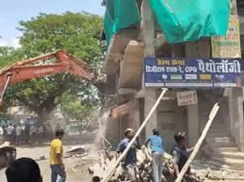 भोपाल एम्स के सामने अवैध निर्माण पर बड़ी कार्रवाई, तीन मंजिला भवन का अवैध हिस्सा तोड़ा गया