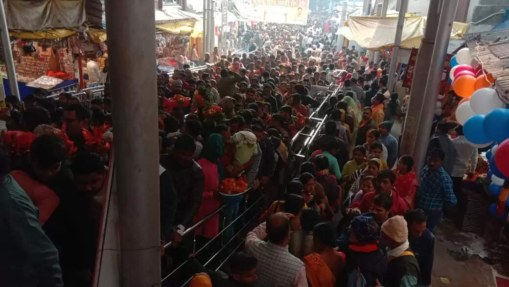 मां विंध्यवासिनी के दरबार में पांच लाख से अधिक श्रद्धालुओं ने टेका माथा