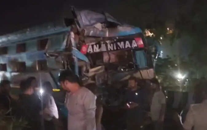 झांसी में खड़े ट्रक से स्लीपर बस टकराई, चालक समेत दो की मौत