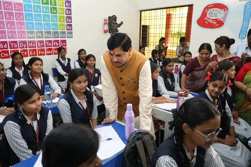 मप्रः इंदौर में स्कूल चले हम अभियान के तहत शासकीय शारदा कन्या विद्यालय पहुंचे मुख्यमंत्री