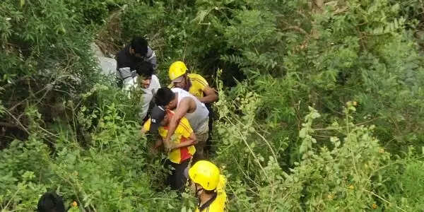 मसूरी में वाहन खाई में गिरा, दो युवक घायल