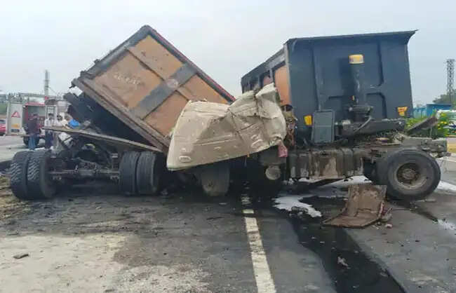 नारनाैल में दो ट्रकों की भिड़ंत के बाद लगी आग, तीन झुलसे