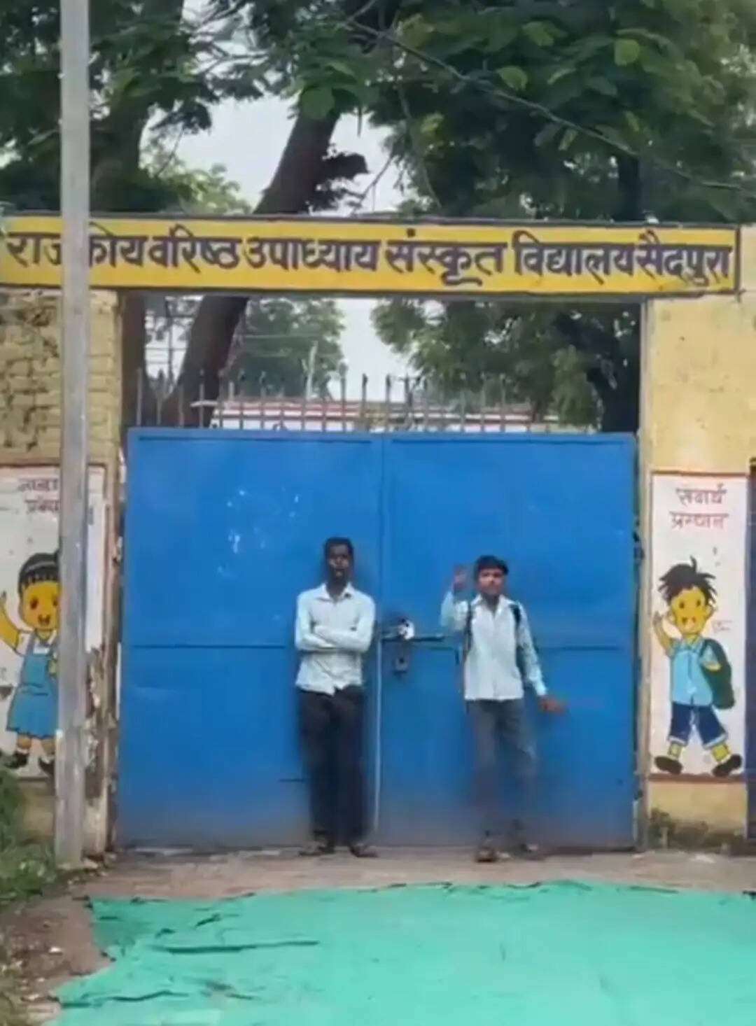 शिक्षकों की कमी पर छात्रों का प्रदर्शन, संस्कृत स्कूल के गेट पर लगाया ताला