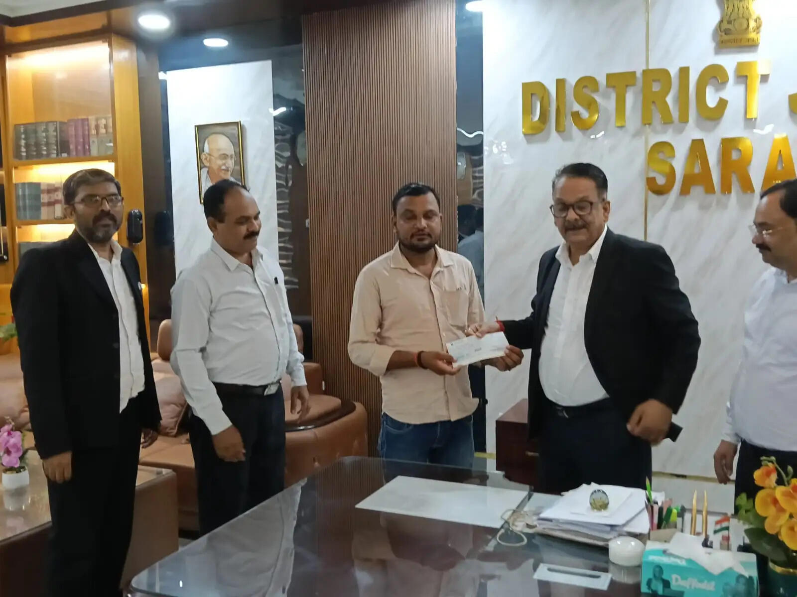 जिला विधिक सेवा प्राधिकार सारण ने पीड़ित को सौंपा 2 लाख का मुआवजा चेक