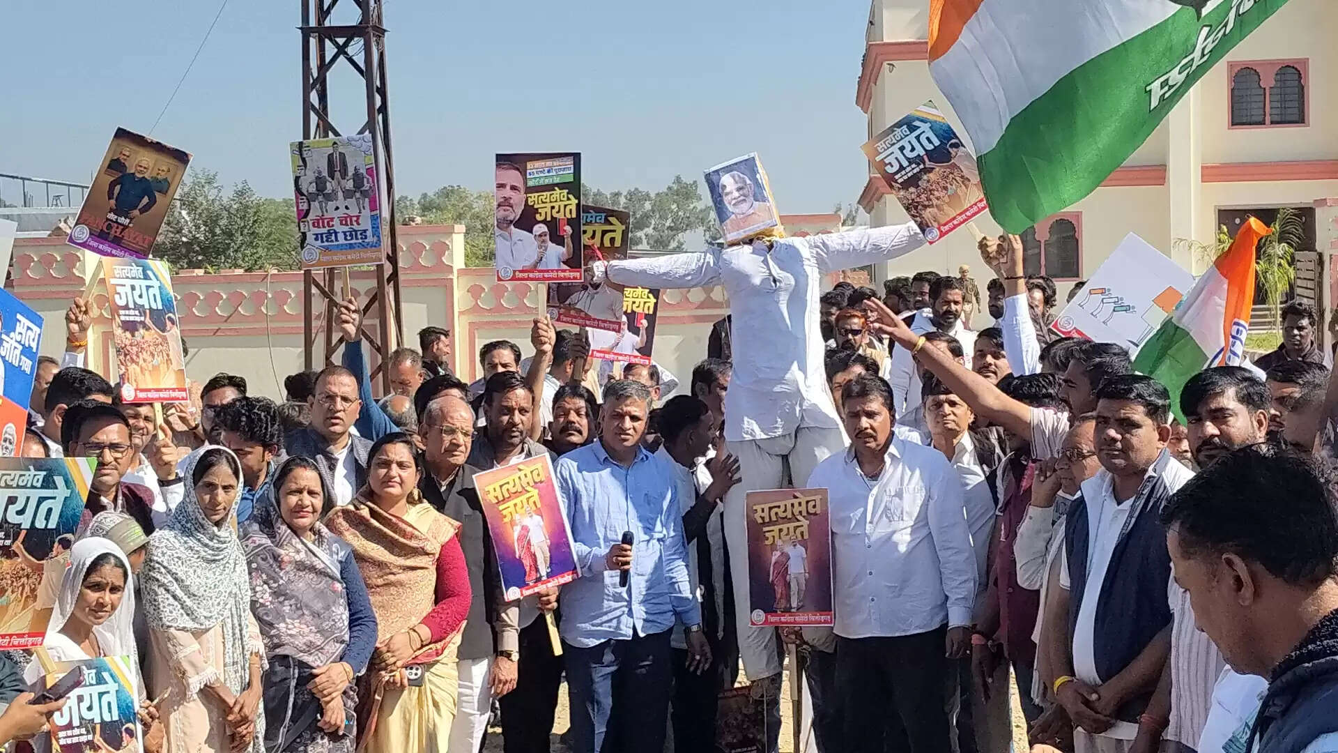 भाजपा कार्यालय के बाहर कांग्रेस का प्रदर्शन