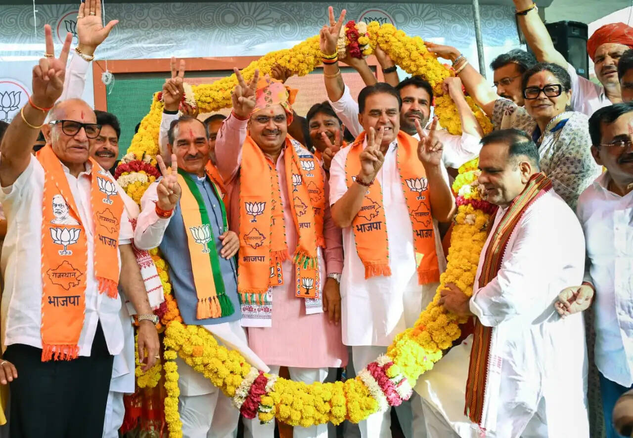 भाजपा की ऐतिहासिक जीत पर जयपुर में जश्न, मुख्यमंत्री आवास और प्रदेश कार्यालय में झालमुड़ी के साथ मनाई खुशी