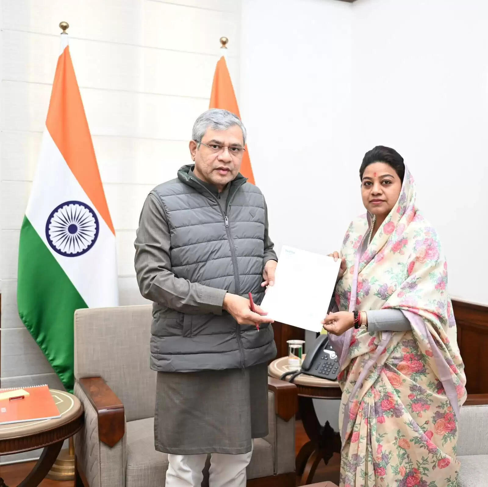 अनूपपुर: रेल सुविधाओं के विस्तार को लेकर सांसद ने रेल मंत्री से मुलाकात कर सौंपा मांग पत्र