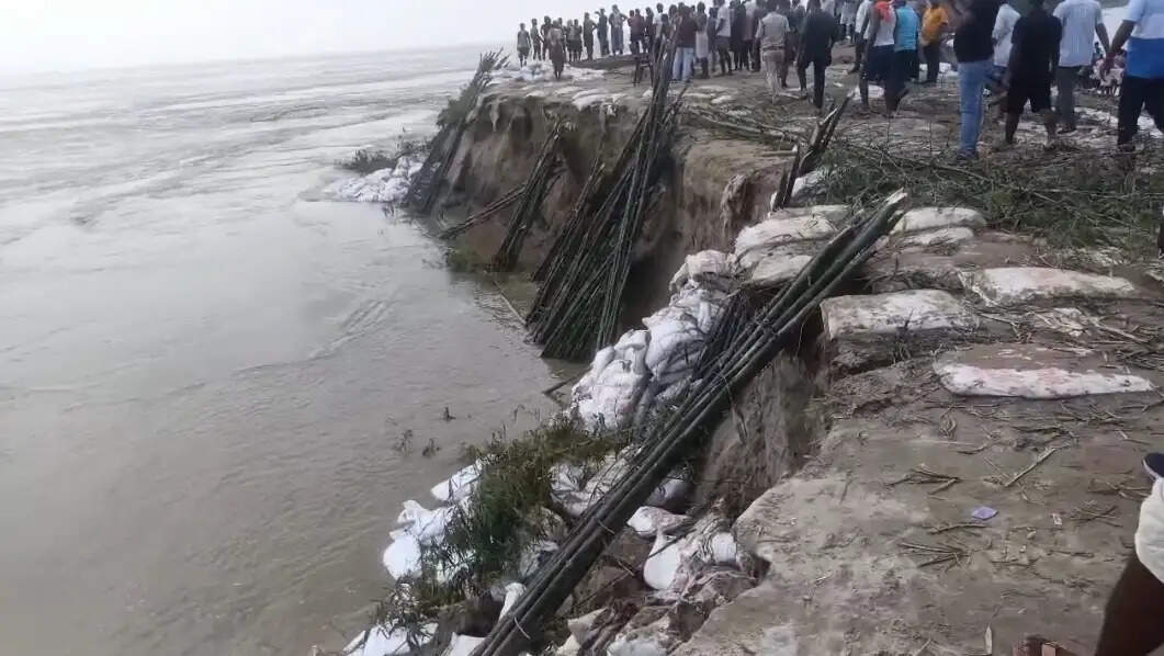 राघोपुर-नरकटिया तटबंध टूटने से खरीक के राघोपुर में घुसा बाढ़ का पानी, पलायन को मजबूर ग्रामीण