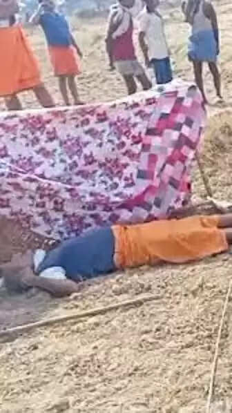 रीवा:&nbsp;जमीन पर लटक रहे बिजली की तार की चपेट में आने&nbsp;से&nbsp;किसान सहित दाे मवेशी की मौत