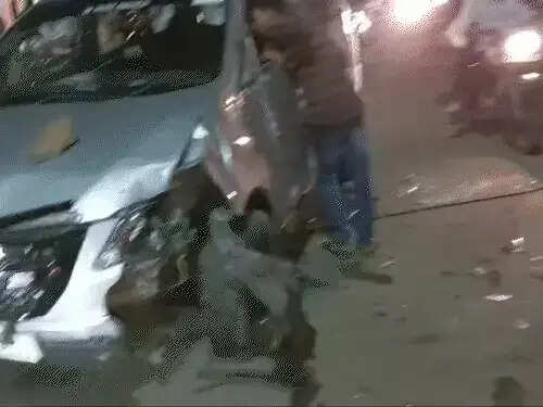 भोपाल में&nbsp;तेज रफ्तार इनोवा कार ने स्कूटी काे&nbsp;मारी&nbsp;टक्कर,&nbsp;पिता की मौत, 7 साल का बेटा गंभीर