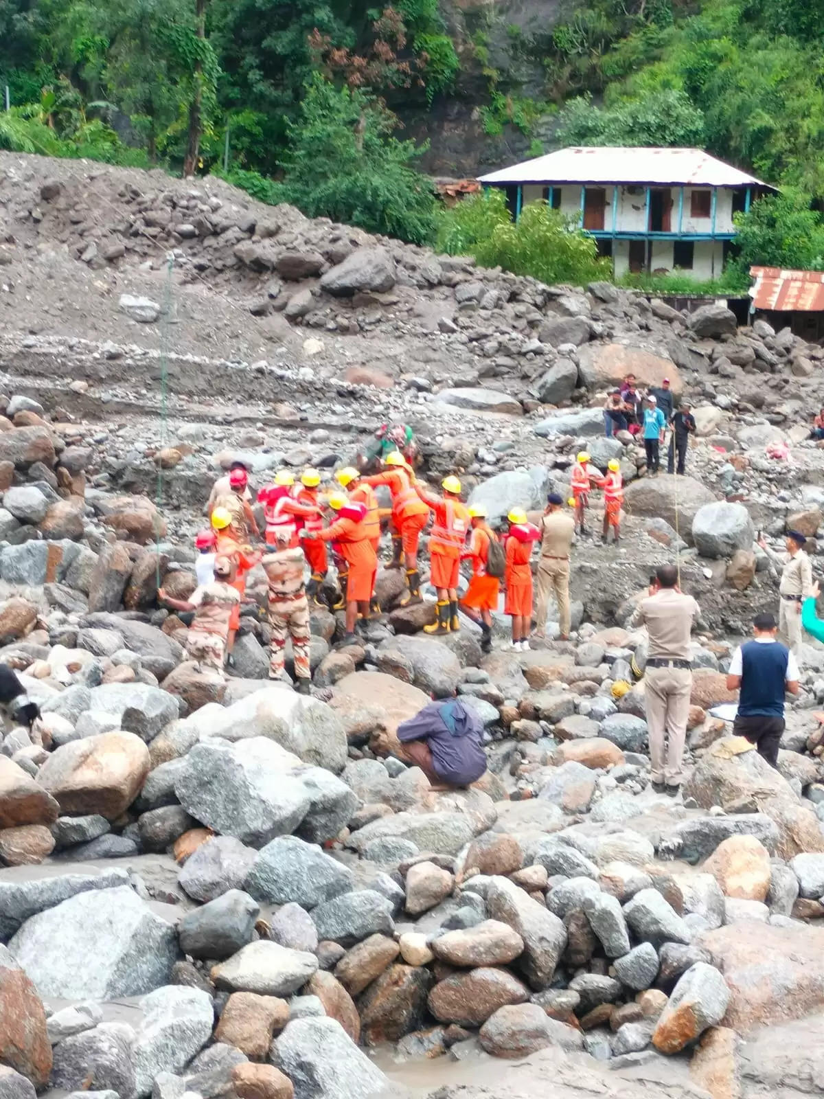 हिप्र के शिमला, मंडी, कुल्लू में बादल फटने से तबाही, 3 शव बरामद, 52 लापता, श्रीखंड यात्रा का बेस कैंप प्रभावित