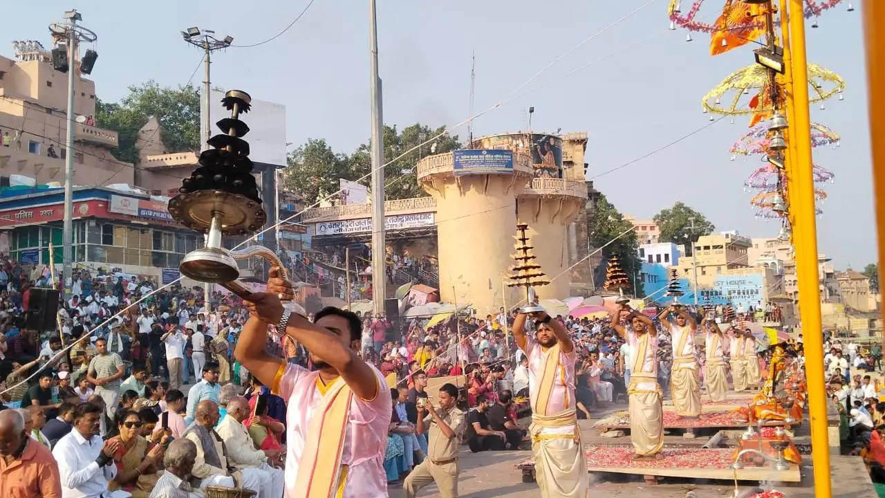 खंडग्रास चंद्रग्रहण के चलते काशी में अपराह्न में हुई गंगा आरती,उमड़ी भीड़