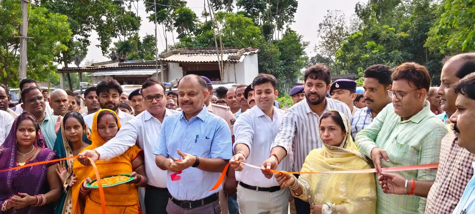 डीएम ने जीविका दीदी के ग्रामीण हाट का शुभारंभ किया