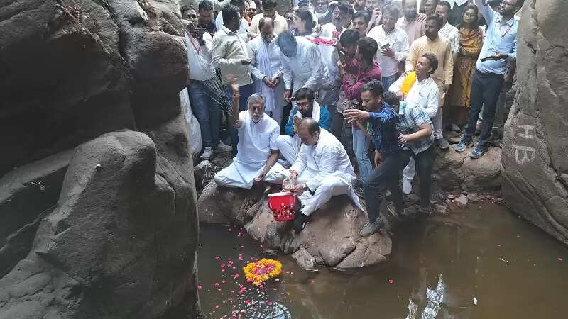 मंत्री प्रहलाद पटेल ने कन्हान नदी के उद्गम स्थल पहुंचकर की पूजा-अर्चना
