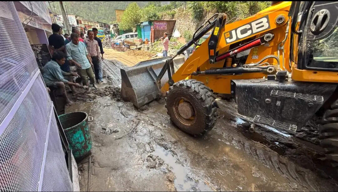नारायणबगड़ मे अतिवृष्टि के बाद मुख्य बाजार मे राहत व सफाई का कार्य जारी