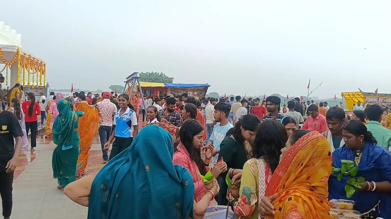 बारिश के बीच मंदिराें में गूंजे हर-हर महादेव के जयकारे