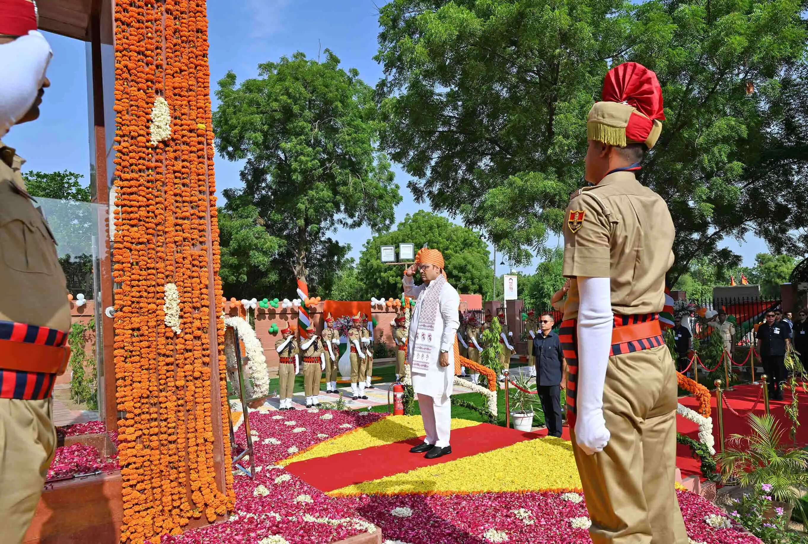 मुख्यमंत्री ने शहीद स्मारक पर श्रद्धासुमन अर्पित किए