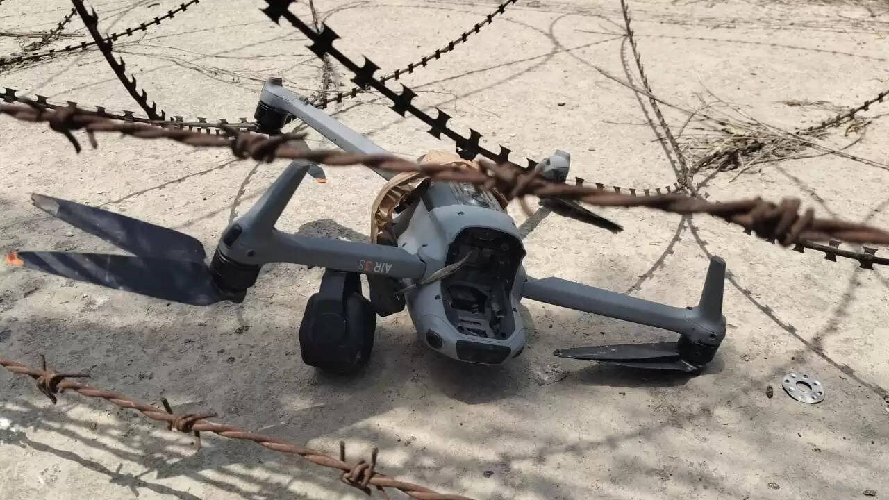 बीएसएफ ने पकड़ा पाकिस्तानी घुसपैठिया, दो ड्रोन बरामद