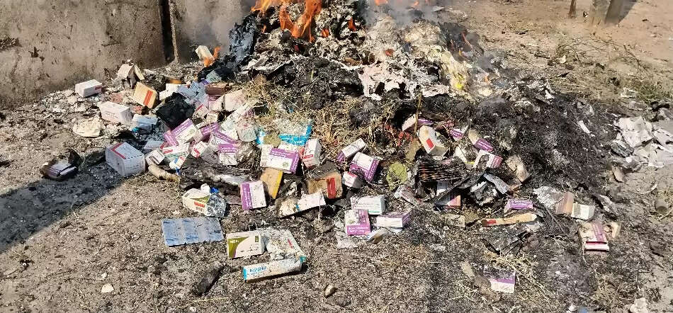 धमतरी : अस्पताल परिसर खुले में जलाई जा रही एक्सपायरी दवाइयां