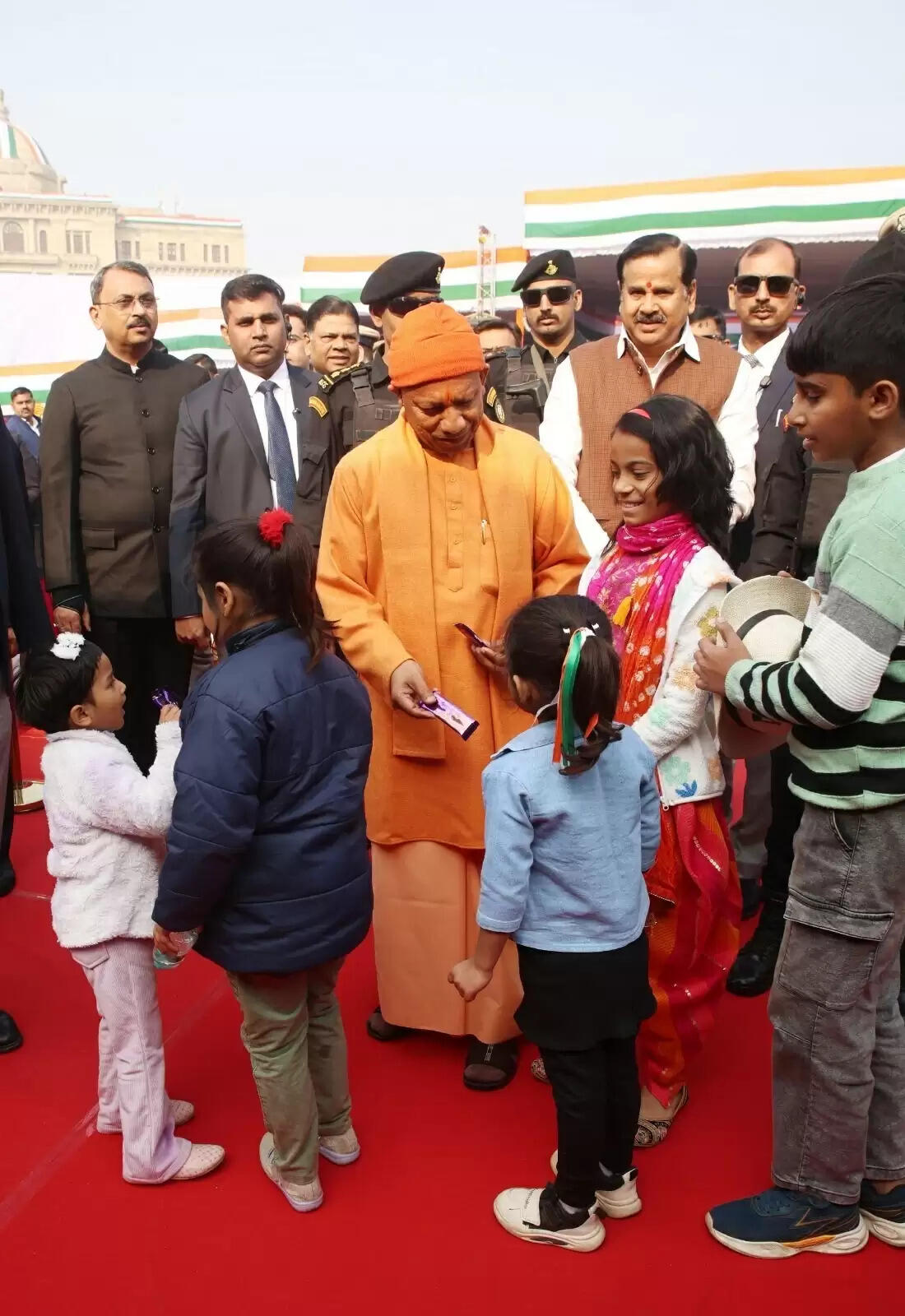 सीएम योगी का बाल प्रेम : सीएम योगी के पास पहुंच कर बालहठ के साथ निश्छल मन से अपनी बात रखते हैं बच्चे