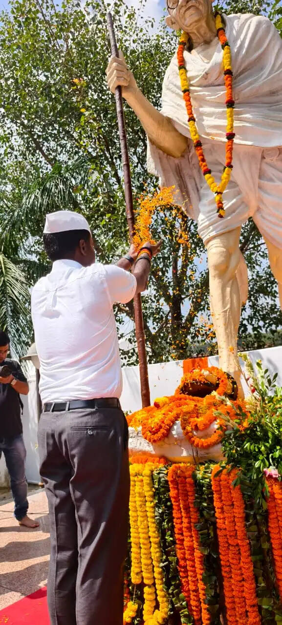 गांधी जयंती पर उपायुक्त रांची मंजूनाथ भजन्त्री ने बापू को दी श्रद्धांजलि