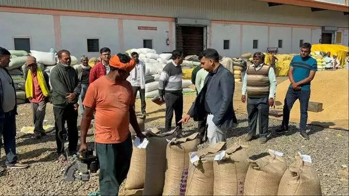 मंडलाः कलेक्टर ने किया धान खरीदी केंद्र का निरीक्षण, किसानों से ली सुविधाओं की जानकारी
